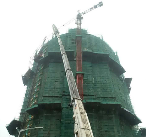 肇庆吊车在工地上作业